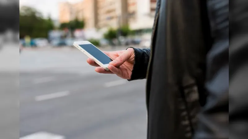 Em um ano, furtos de celular aumentam 30% no estado