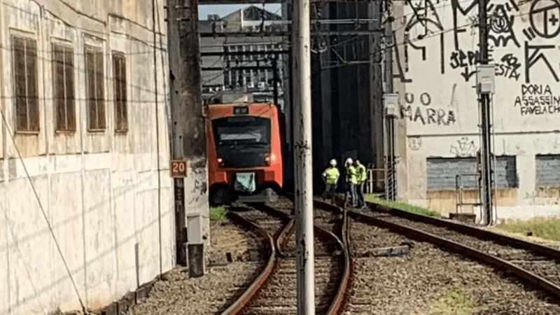 Trem descarrila na Linha 8-Diamante da ViaMobilidade em São Paulo