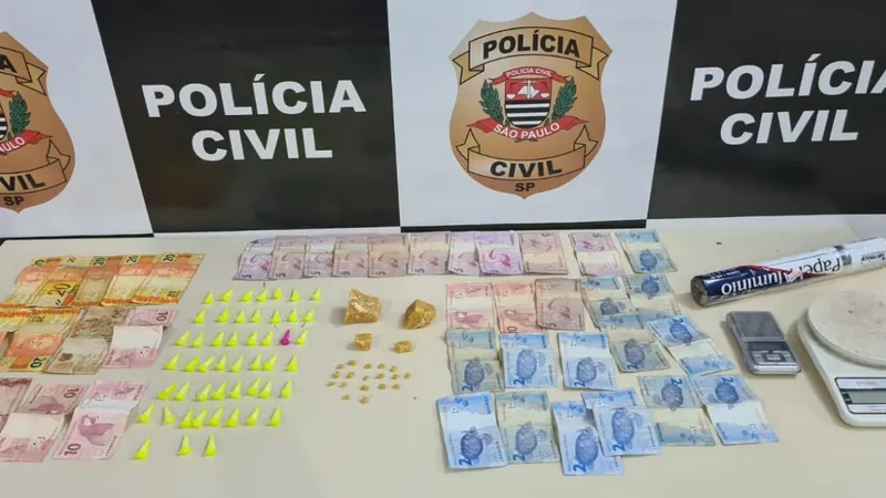 Ele estava de posse de dinheiro, cocaína e crack