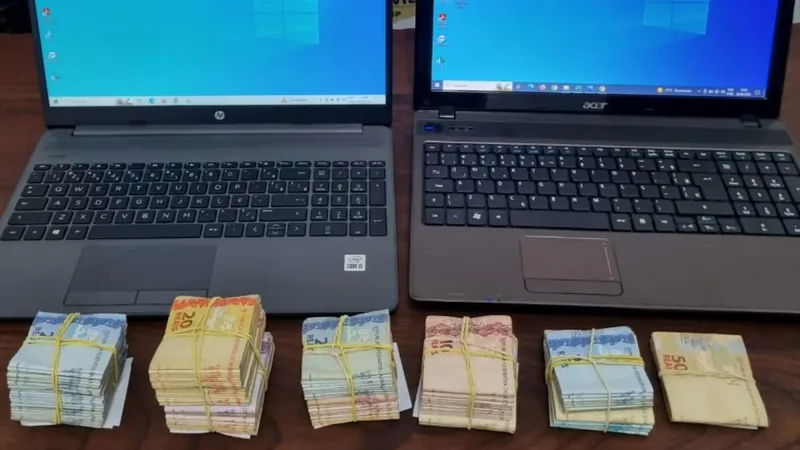 Os policiais apreenderam computadores e R$ 13 mil