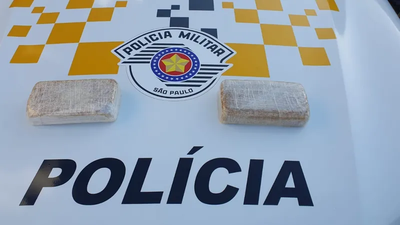 A droga estava escondida na mochila da suspeita