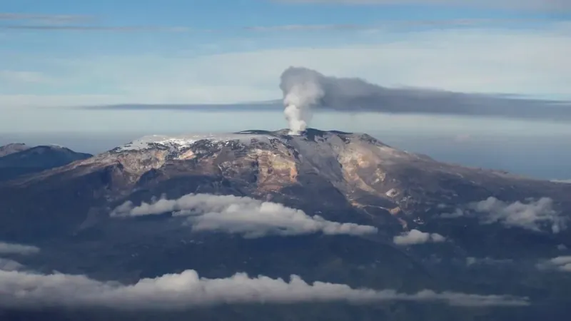 Vulcão na Colômbia que matou 25 mil em 1985 volta à atividade