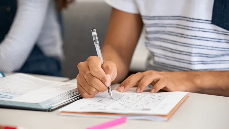 Estudantes se preparam para vestibular durante todo ano