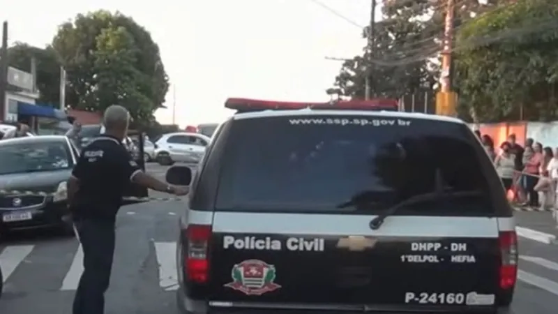 Polícia procura criminosos que executaram homem na porta de uma escola em SP