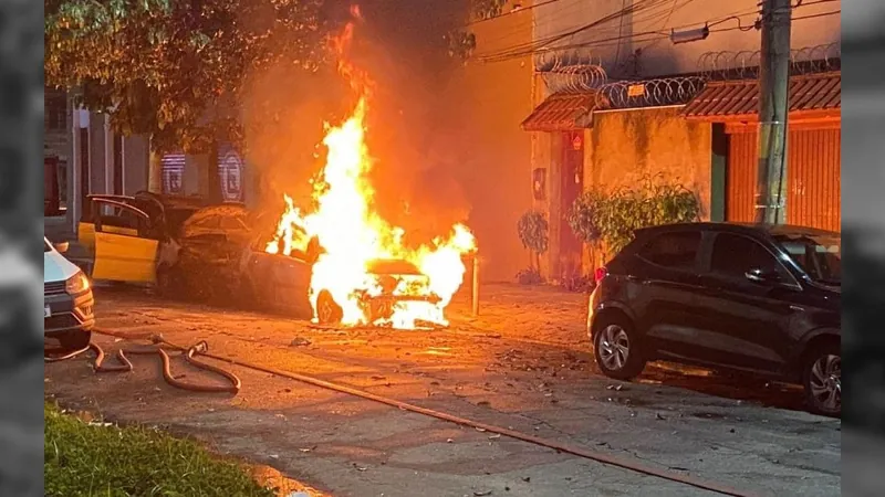 Polícia tenta localizar incendiário que colocou fogo em veículos em Vila Isabel