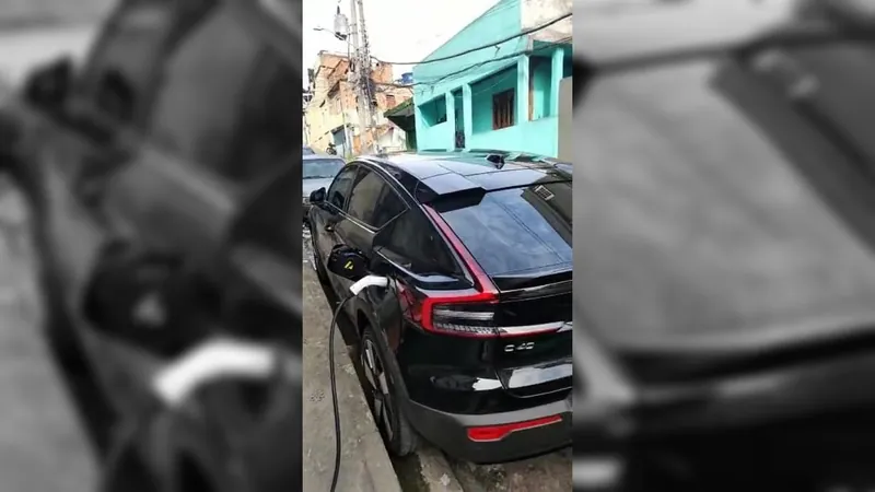 Polícia encontra carro elétrico de chefe de facção carregando clandestinamente