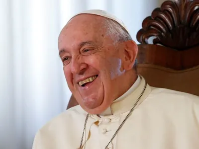 Cirurgia do papa Francisco é concluída 'sem complicações', diz Vaticano