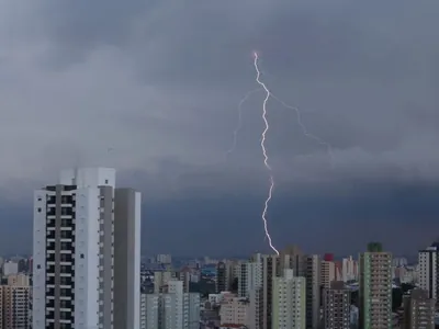 Sede da Defesa Civil de Petrópolis recebe sensores de monitoramento de raios