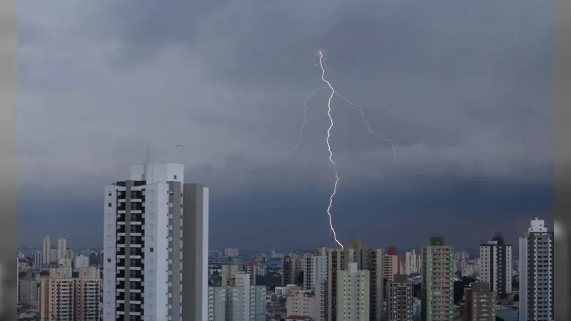 Sede da Defesa Civil de Petrópolis recebe sensores de monitoramento de raios