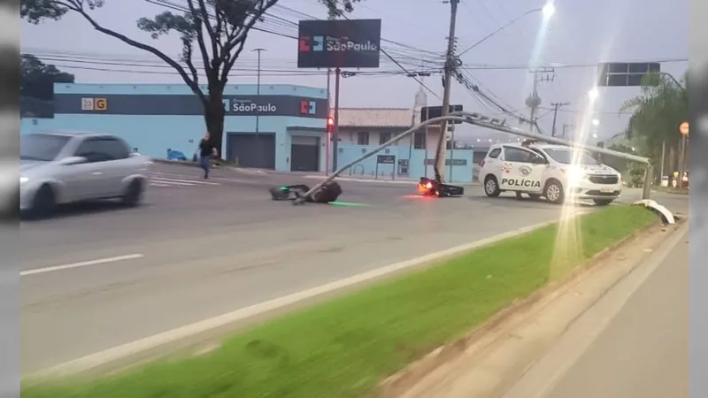 Carro colide e derruba semáforo em São José dos Campos