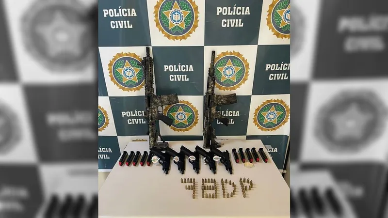 Mulher é presa com dois fuzis e cinco pistolas que seriam levados para a Bahia