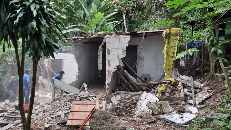 Edificação construída em área de risco é demolida em Caraguatatuba