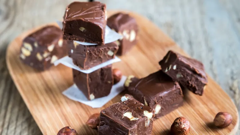 Fudge caseiro de chocolate com nozes é opção para presentear na Páscoa