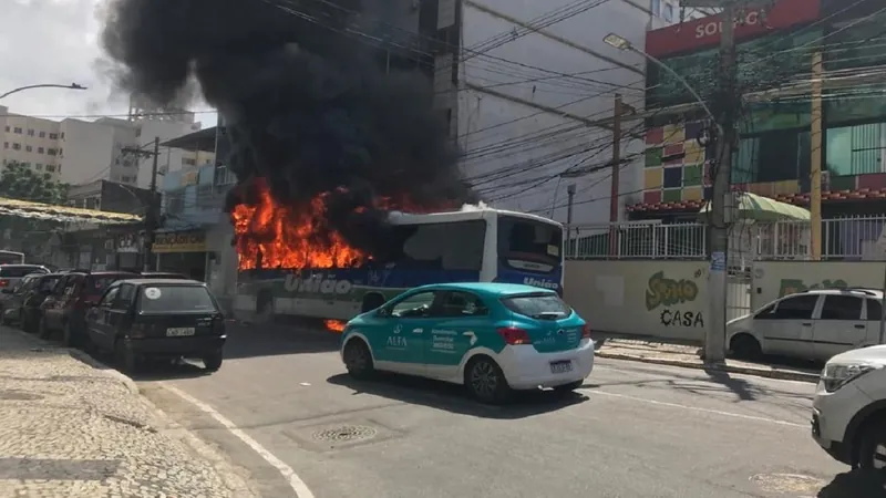 Criança fica ferida após homem atear fogo em ônibus na Baixada Fluminense