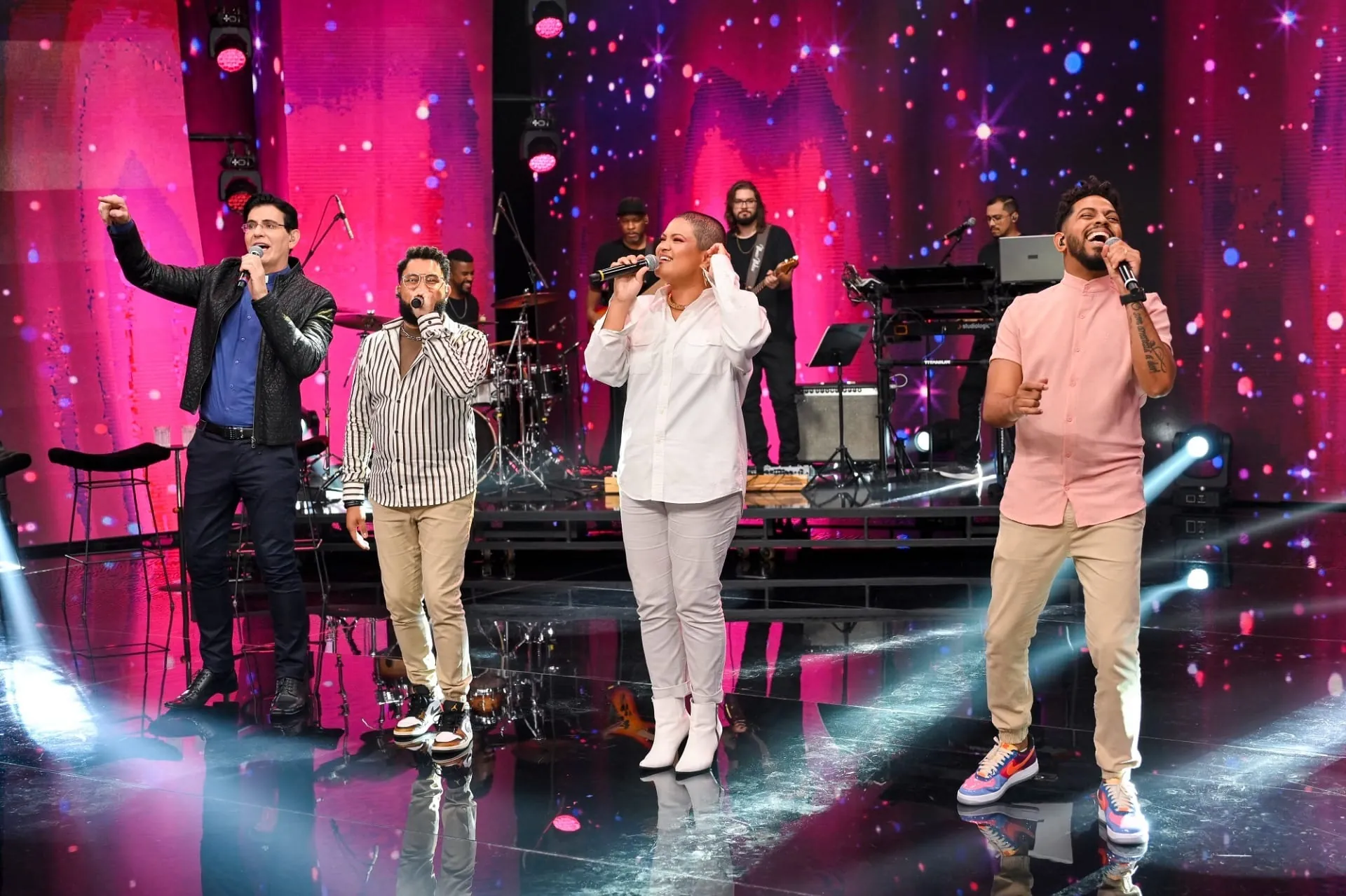 Padre e banda gospel cantam Roberto Carlos na Páscoa do Faustão; veja fotos  | Band