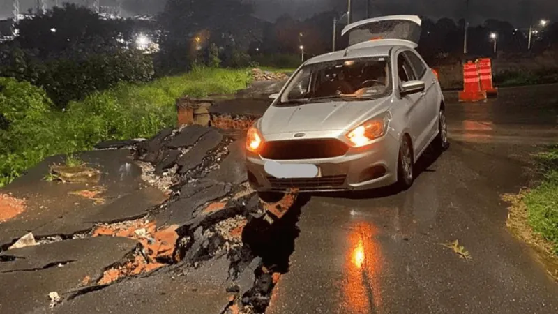 Cratera se abre e quase engole carro em Taubaté