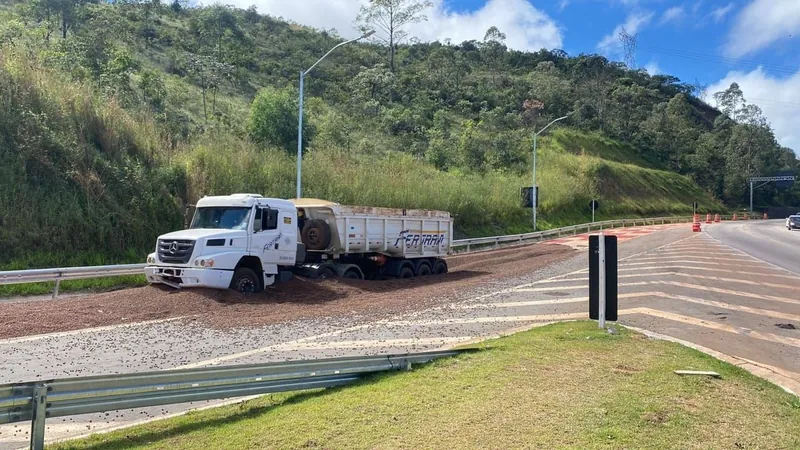 Carreta usa área de escape depois de perder os freios