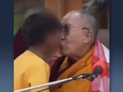 Após beijo na boca de menino, conheça outras polêmicas do dalai lama