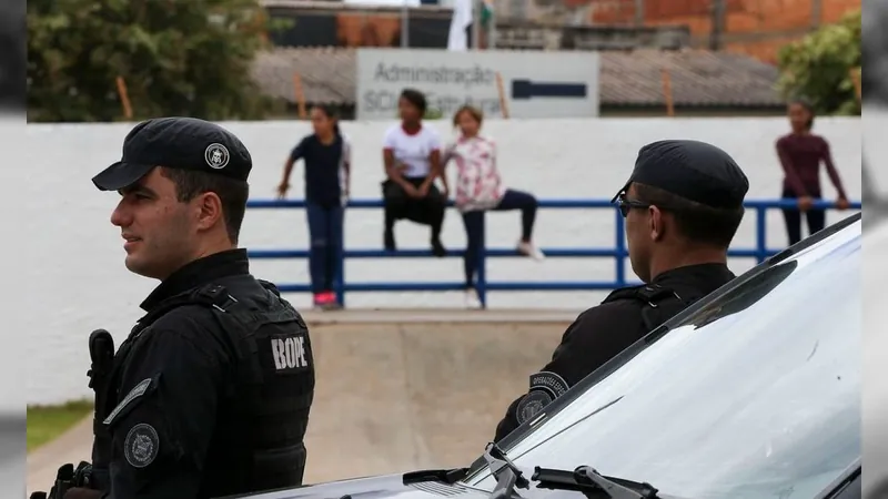 Governo de SC vai colocar um policial armado em cada escola estadual