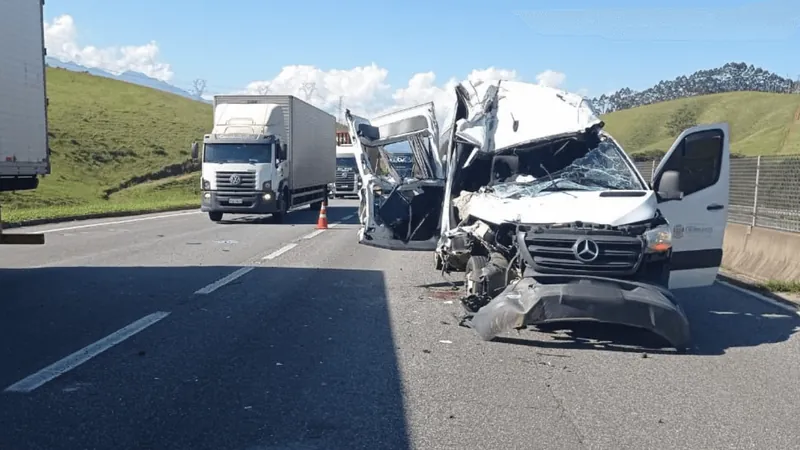 Idoso morre em grave acidente de trânsito na Dutra, em Lavrinhas