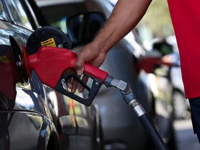 Preço da gasolina cai pela quarta semana seguida em postos de combustíveis