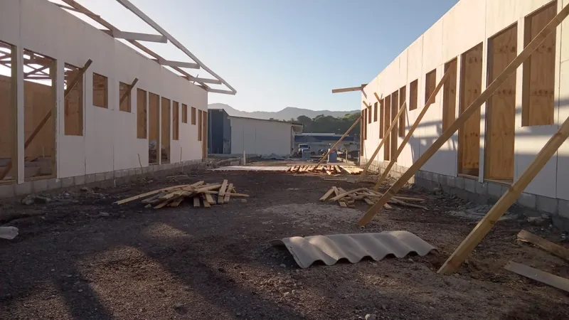 Casas para acolher vítimas da chuva estão em construção em São Sebastião