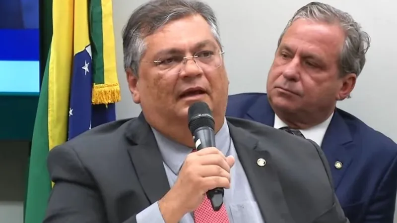 Flávio Dino abandona sessão na Câmara em meio a discussão generalizada