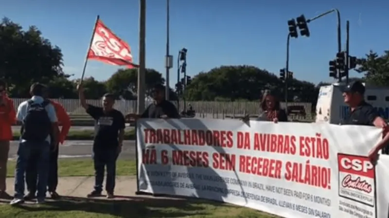 Sindicato dos Metalúrgicos de São José faz protesto em feira de Defesa no RJ