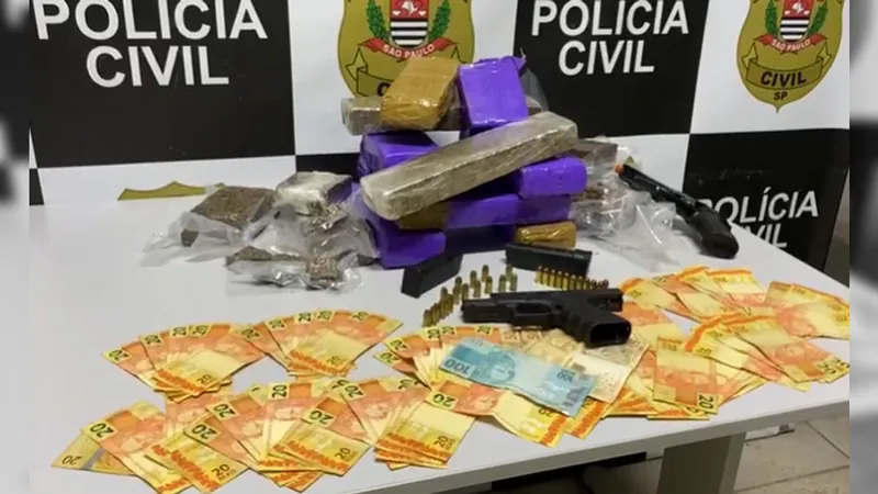 Dupla é presa por tráfico de drogas com 7 kg de maconha dentro de casa