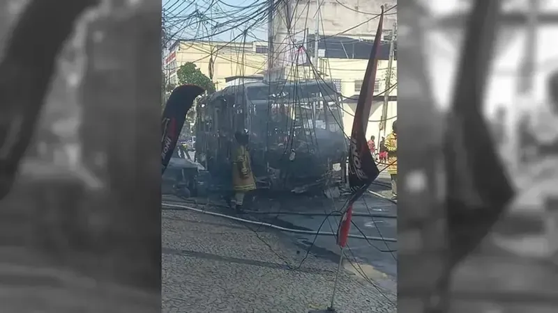 Homem que incendiou ônibus em Duque de Caxias morre