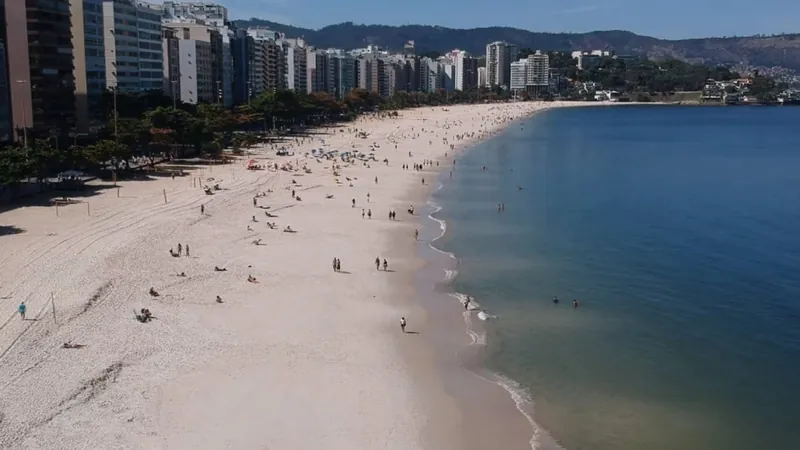 Justiça determina retirada de 11 quiosques da Praia de Icaraí, em Niterói