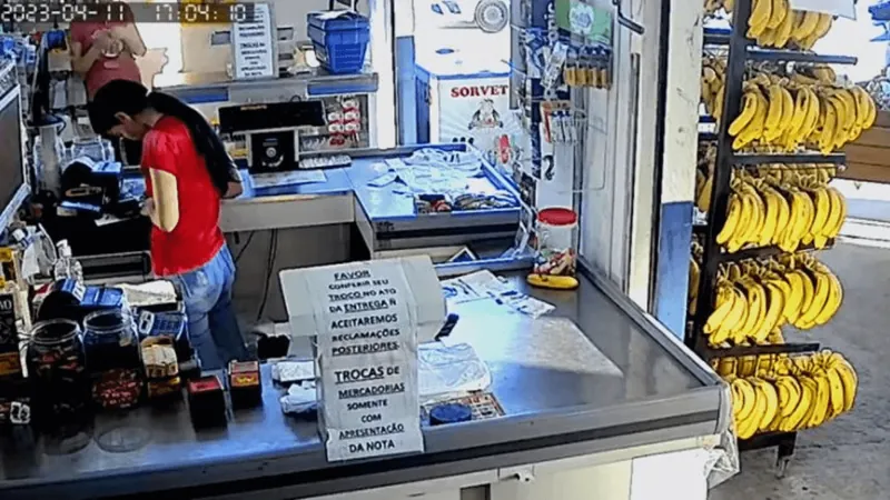 Três homens armados assaltam mercado em Guaratinguetá, veja o vídeo!