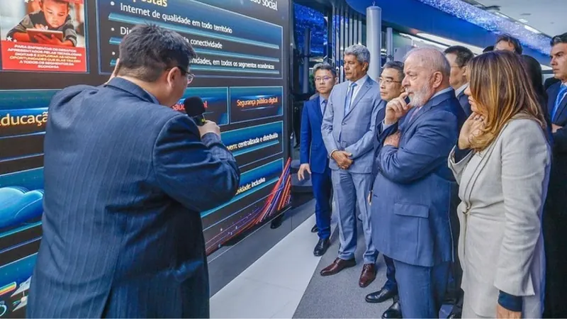 Lula visita centro de pesquisa de empresa de tecnologia em Xangai