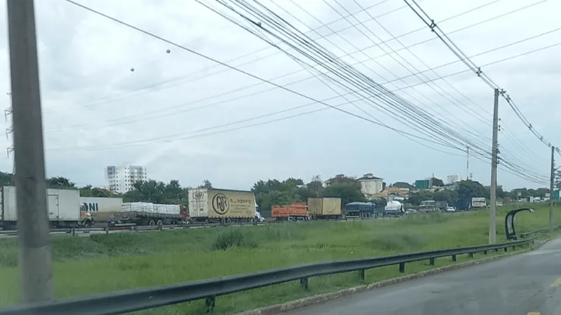 Acidente causa 2 km de lentidão na Dutra em Jacareí