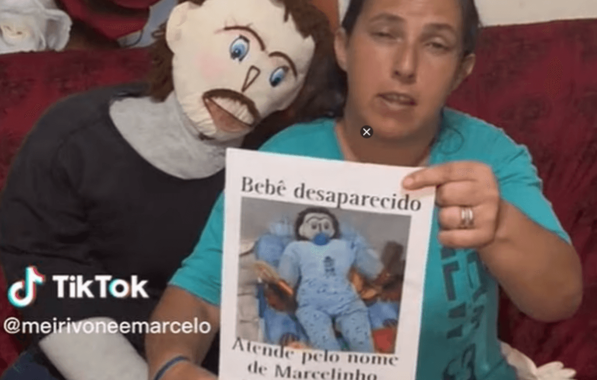 Mulher casada com boneco de pano afirma que filho foi sequestrado em Mg