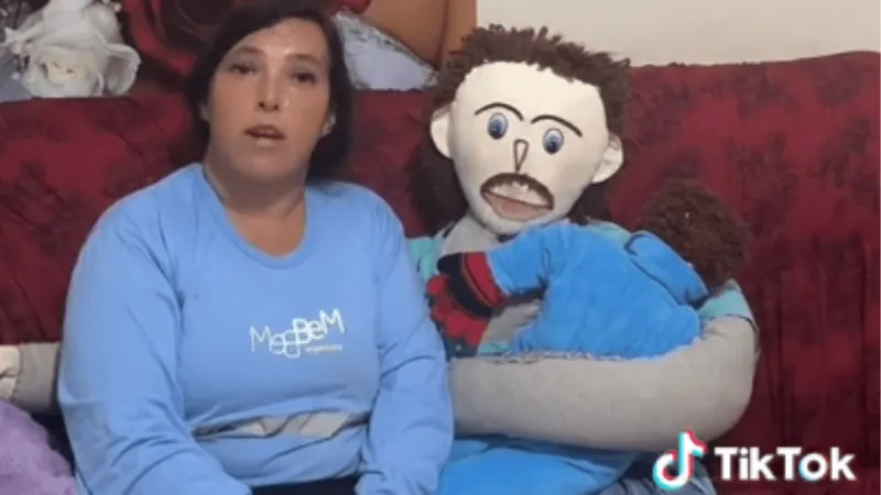 Mulher casada com boneco de pano está grávida do segundo filho