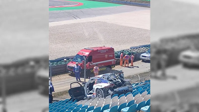 Em acidente espetacular, Porsche capota e aterrissa em arquibancada, em Portugal