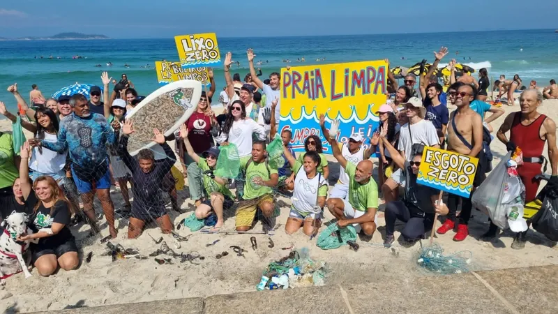 Ação na Praia do Arpoador pede cumprimento da Lei Praias Limpas