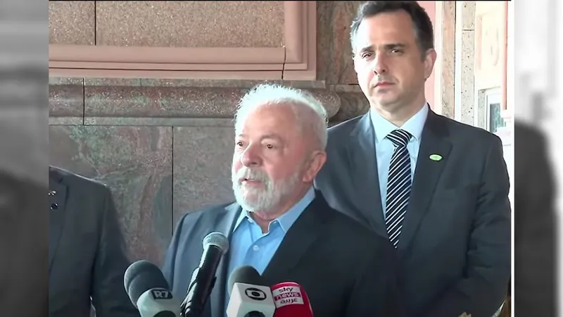 Presidente Lula conversou com a imprensa ao lado do presidente do Senado