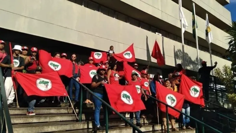 Membros do MST ocupam sede do INCRA em BH