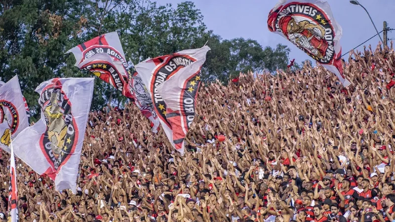 "Torcedor é nosso combustível", diz Osvaldo após triunfo do Vitória na Série B