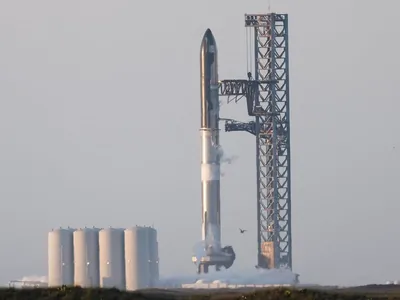 SpaceX faz novo voo teste com foguete e consegue pousar nave de volta na Terra