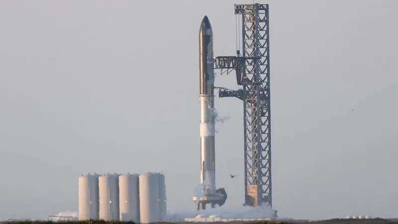 SpaceX faz novo voo teste com foguete e consegue pousar nave de volta na Terra