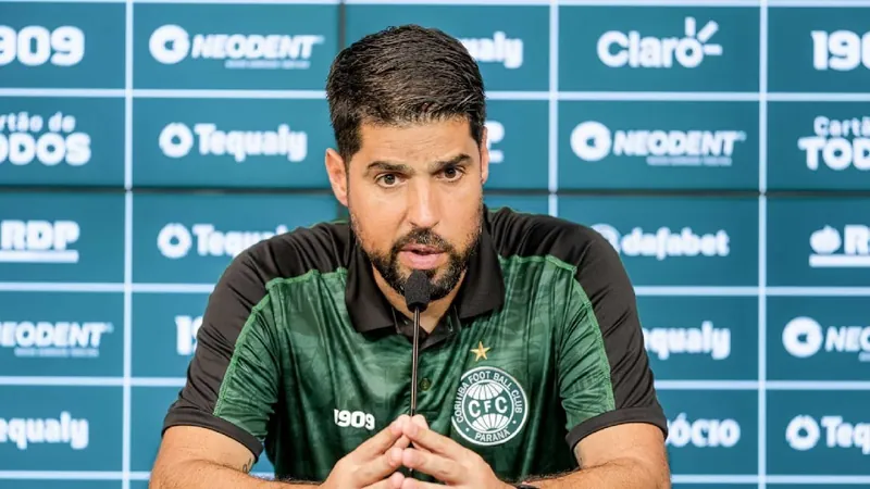 Coritiba anuncia demissão de António Oliveira após derrota no Brasileirão