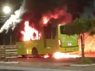 Vídeo: bandidos queimam ônibus em suposta retaliação à morte de suspeitos no PI