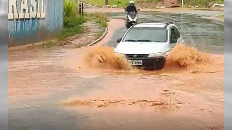 Chuva em Várzea Paulista causa pontos de alagamento e deixa família desalojada