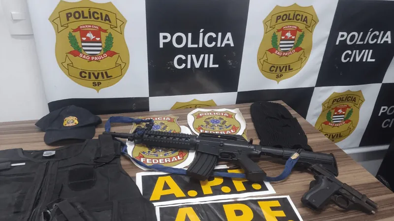 Homem é preso em casa com arma e réplica de fuzil em Ilhabela