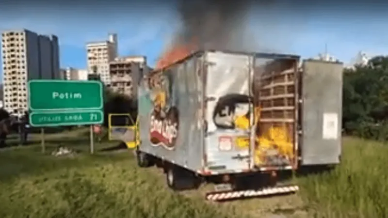 Caminhão pega fogo na Dutra em Aparecida, veja o vídeo!