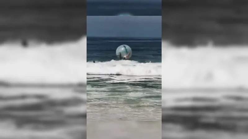 Casal é salvo dentro de bolha flutuante na Praia de Copacabana