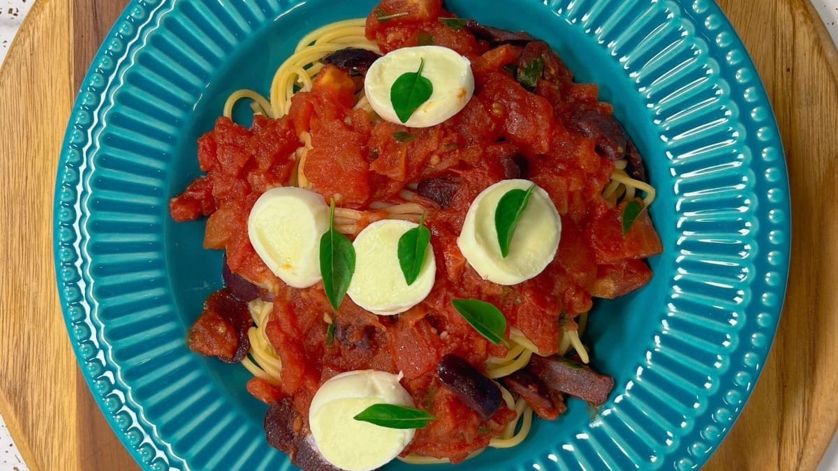 Espaguete ao molho de tomates frescos | Band Receitas